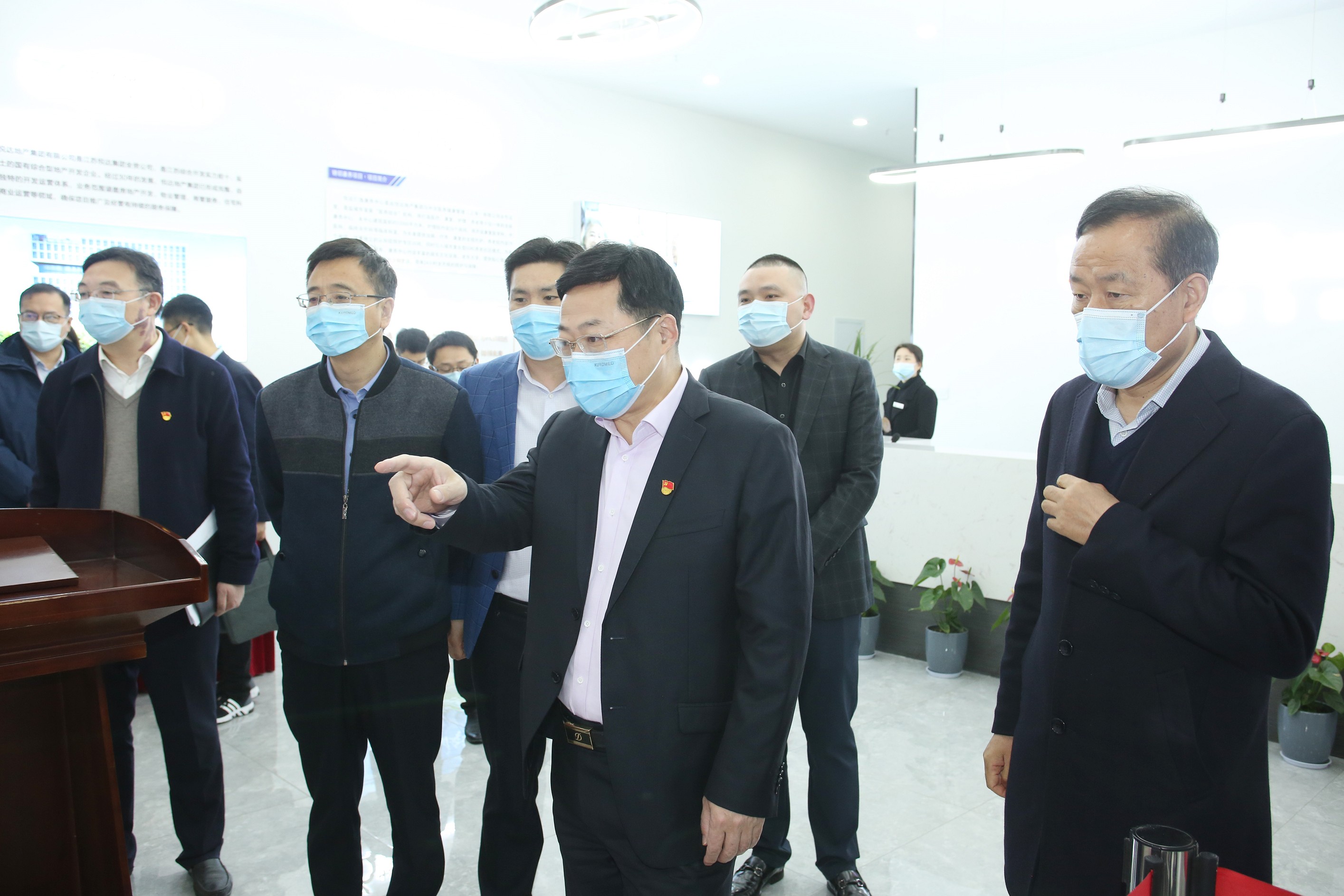 張書記赴香港地產(chǎn)平臺(tái)調(diào)研 1_眸目壓縮.jpg