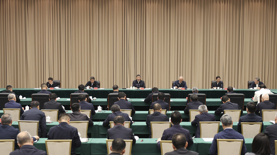 ??12月17日下午，中共中央總書記、國家主席、中央軍委主席習近平在海南三亞聽取海南省委和省政府工作匯報，發(fā)表了重要講話。
