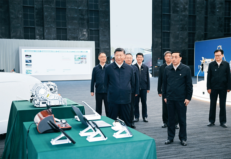2024年10月17日至18日，中共中央總書記、國家主席、中央軍委主席習(xí)近平在安徽考察。這是17日下午，習(xí)近平在合肥濱湖科學(xué)城察看安徽省重大科技創(chuàng)新成果集中展示。