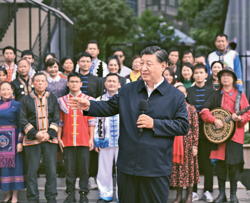 2023年12月14日至15日，中共中央總書記、國家主席、中央軍委主席習(xí)近平在廣西考察。這是14日上午，習(xí)近平在南寧市良慶區(qū)蟠龍社區(qū)考察時，同社區(qū)各族群眾親切交流。