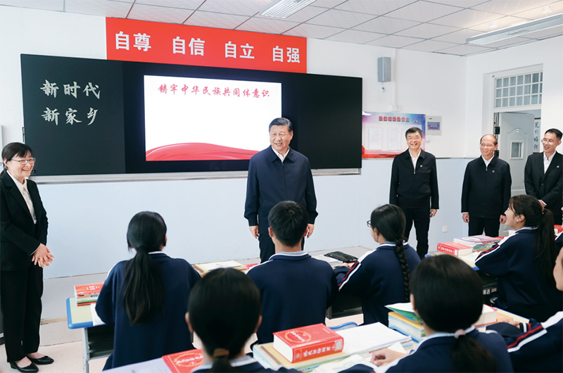 2024年6月18日至19日，中共中央總書記、國家主席、中央軍委主席習(xí)近平在青?？疾?。這是18日下午，習(xí)近平在果洛西寧民族中學(xué)高一（1）班觀摩“新時代、新家鄉(xiāng)”主題思政課。