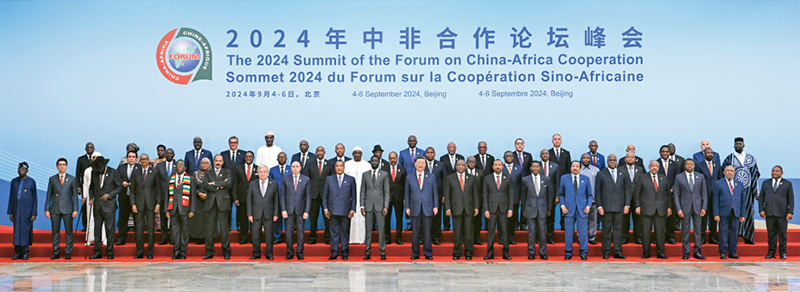 2024年9月5日上午，國家主席習(xí)近平在北京人民大會堂出席中非合作論壇北京峰會開幕式并發(fā)表主旨講話。這是開幕式前，習(xí)近平同出席峰會的外方領(lǐng)導(dǎo)人集體合影。