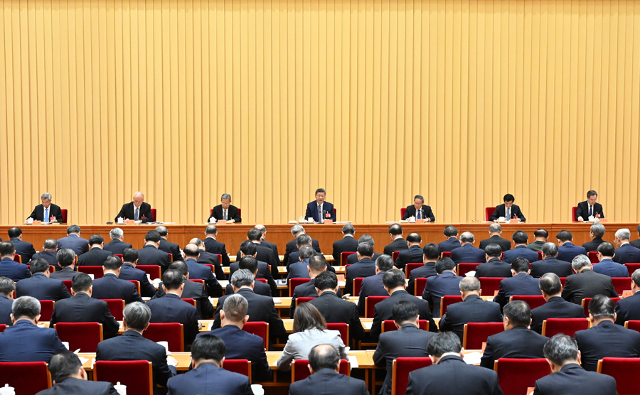 　　12月10日至11日，中央經(jīng)濟(jì)工作會議在北京舉行。中共中央總書記、國家主席、中央軍委主席習(xí)近平出席會議并發(fā)表重要講話。李強、趙樂際、王滬寧、蔡奇、丁薛祥、李希出席會議。